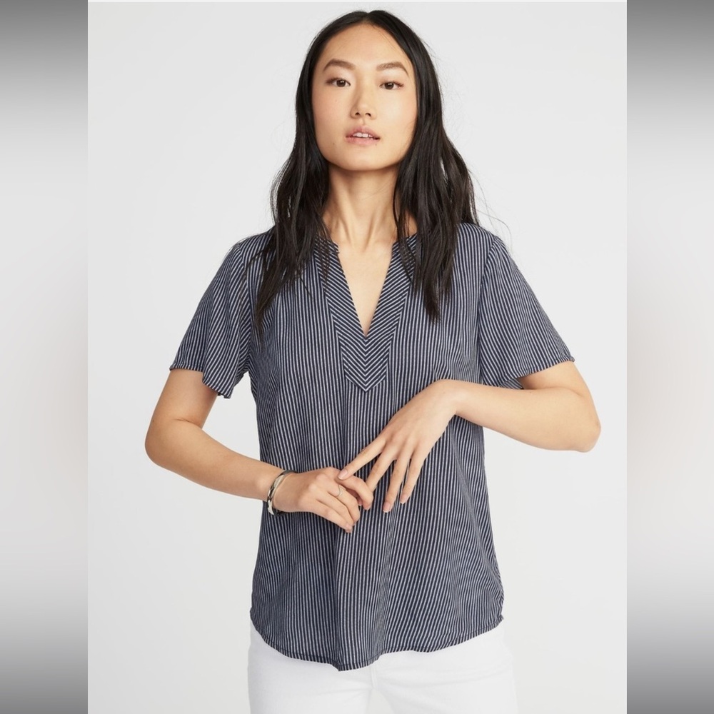Old Navy Women’s Large Navy Blue Striped Rayon V-Neck S/S Pullover Shirt